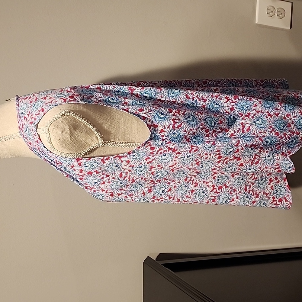 LOFT Floral V-Neck Sleeveless Blouse Size Large PTP 23in. Length 25/28 In - Picture 4 of 7
